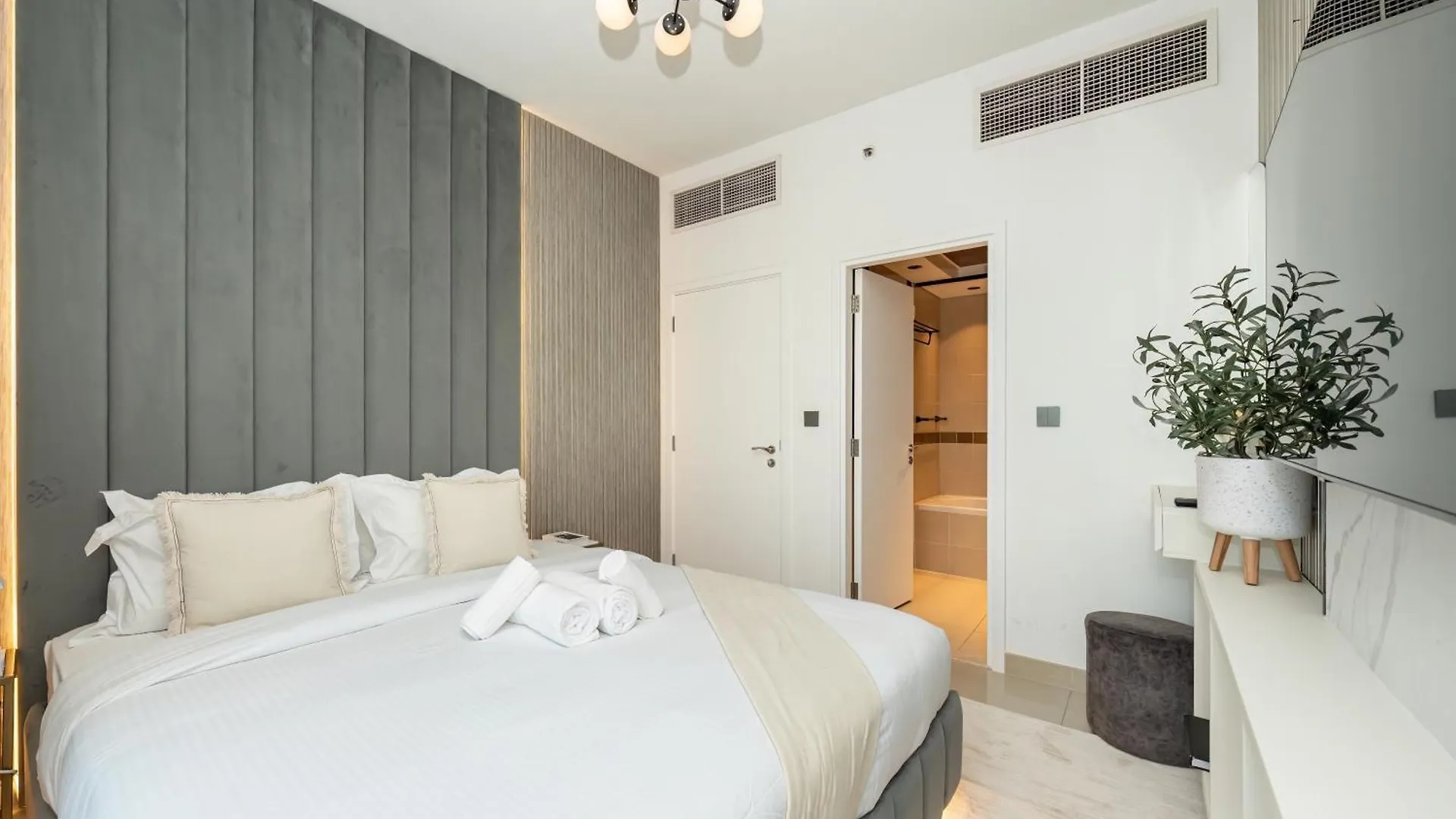 Lavish 2 Bedroom I Burj Khalifa & Fountain Views I Free Gym, Pool, Parking, Wi-Fi And Ps5 I By Skyline Serenity Dubai
