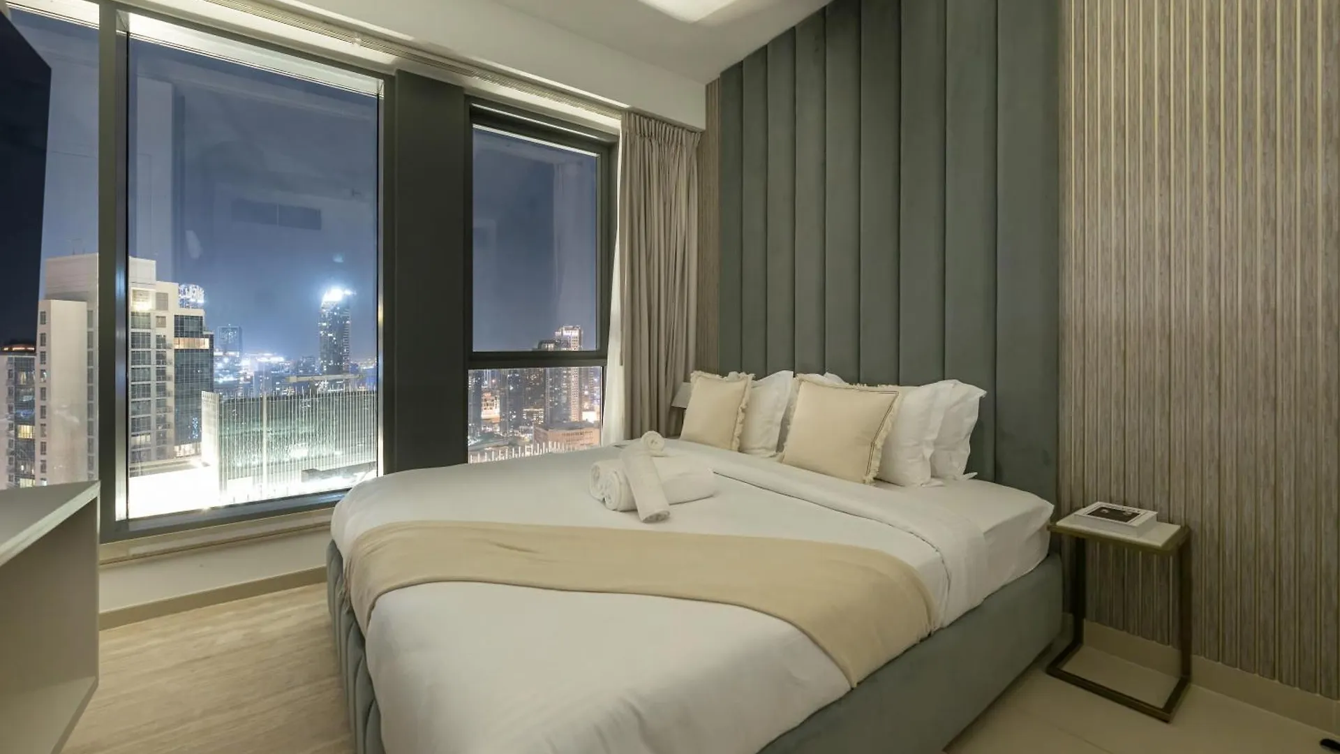 Apartment Lavish 2 Bedroom I Burj Khalifa & Fountain Views I Free Gym, Pool, Parking, Wi-Fi And Ps5 I By Skyline Serenity Dubai