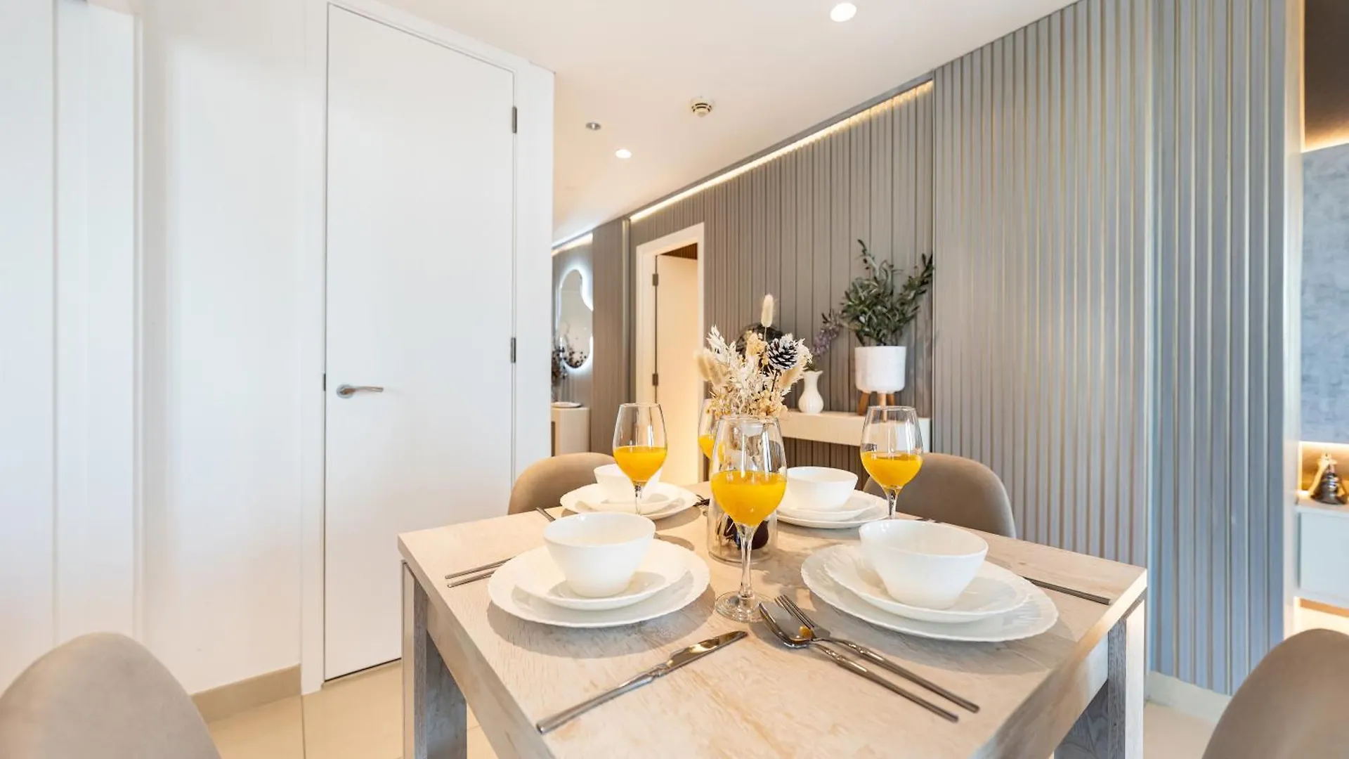 Apartment Lavish 2 Bedroom I Burj Khalifa & Fountain Views I Free Gym, Pool, Parking, Wi-Fi And Ps5 I By Skyline Serenity Dubai