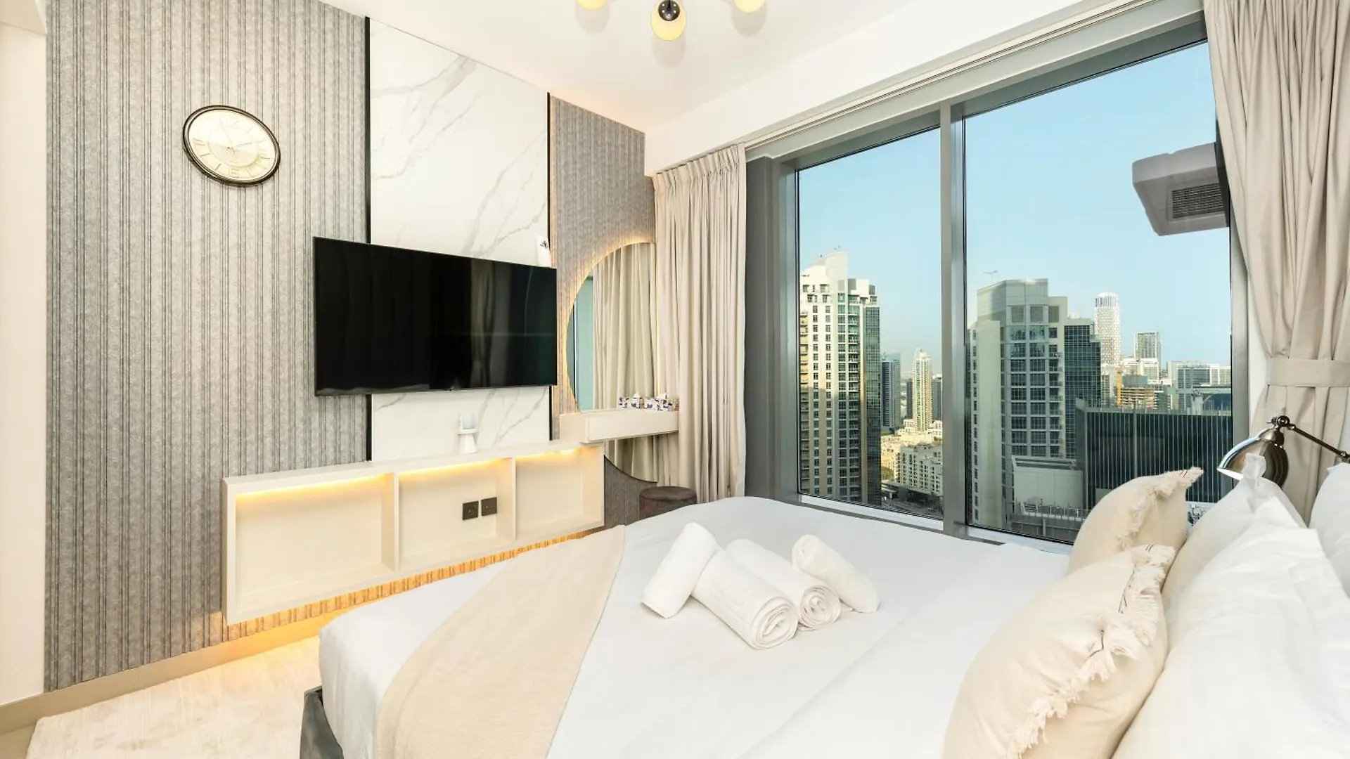 شقة Lavish 2 Bedroom I Burj Khalifa & Fountain Views I Free Gym, Pool, Parking, Wi-Fi And Ps5 I By Skyline Serenity دبي الإمارات العربية المتحدة