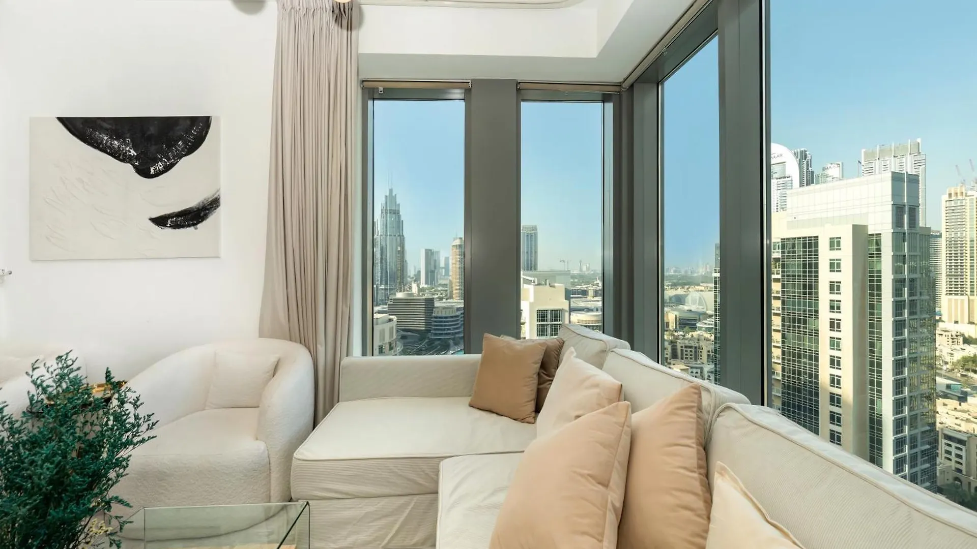 شقة Lavish 2 Bedroom I Burj Khalifa & Fountain Views I Free Gym, Pool, Parking, Wi-Fi And Ps5 I By Skyline Serenity دبي الإمارات العربية المتحدة