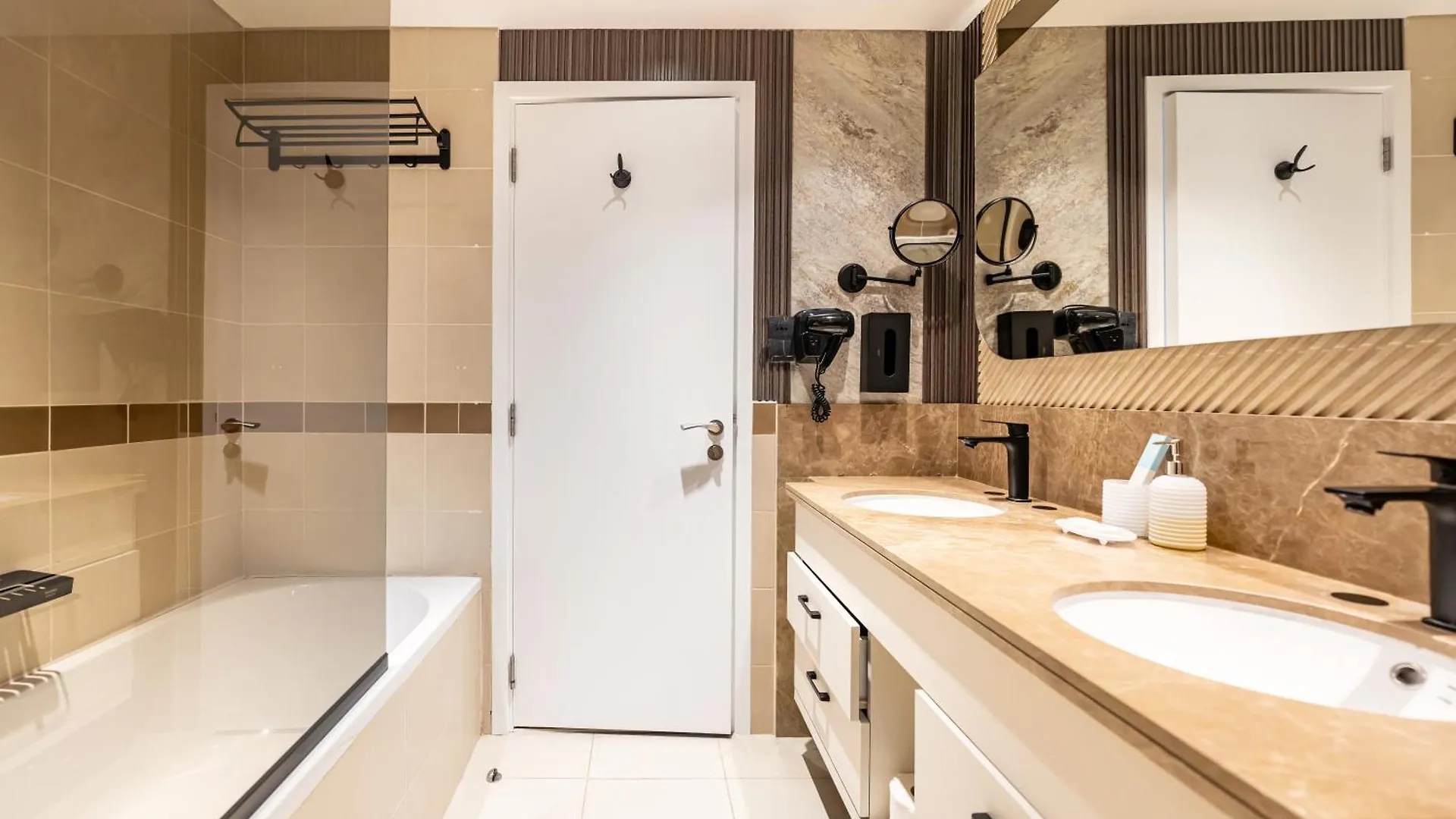 Lavish 2 Bedroom I Burj Khalifa & Fountain Views I Free Gym, Pool, Parking, Wi-Fi And Ps5 I By Skyline Serenity دبي