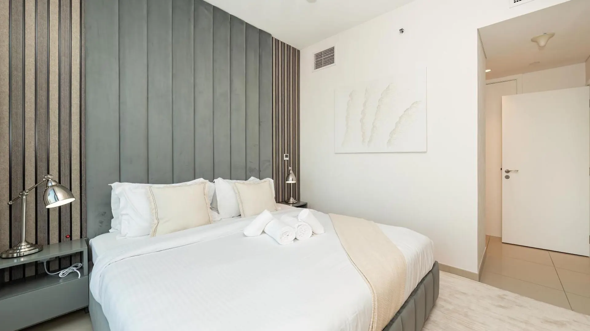 شقة Lavish 2 Bedroom I Burj Khalifa & Fountain Views I Free Gym, Pool, Parking, Wi-Fi And Ps5 I By Skyline Serenity دبي
