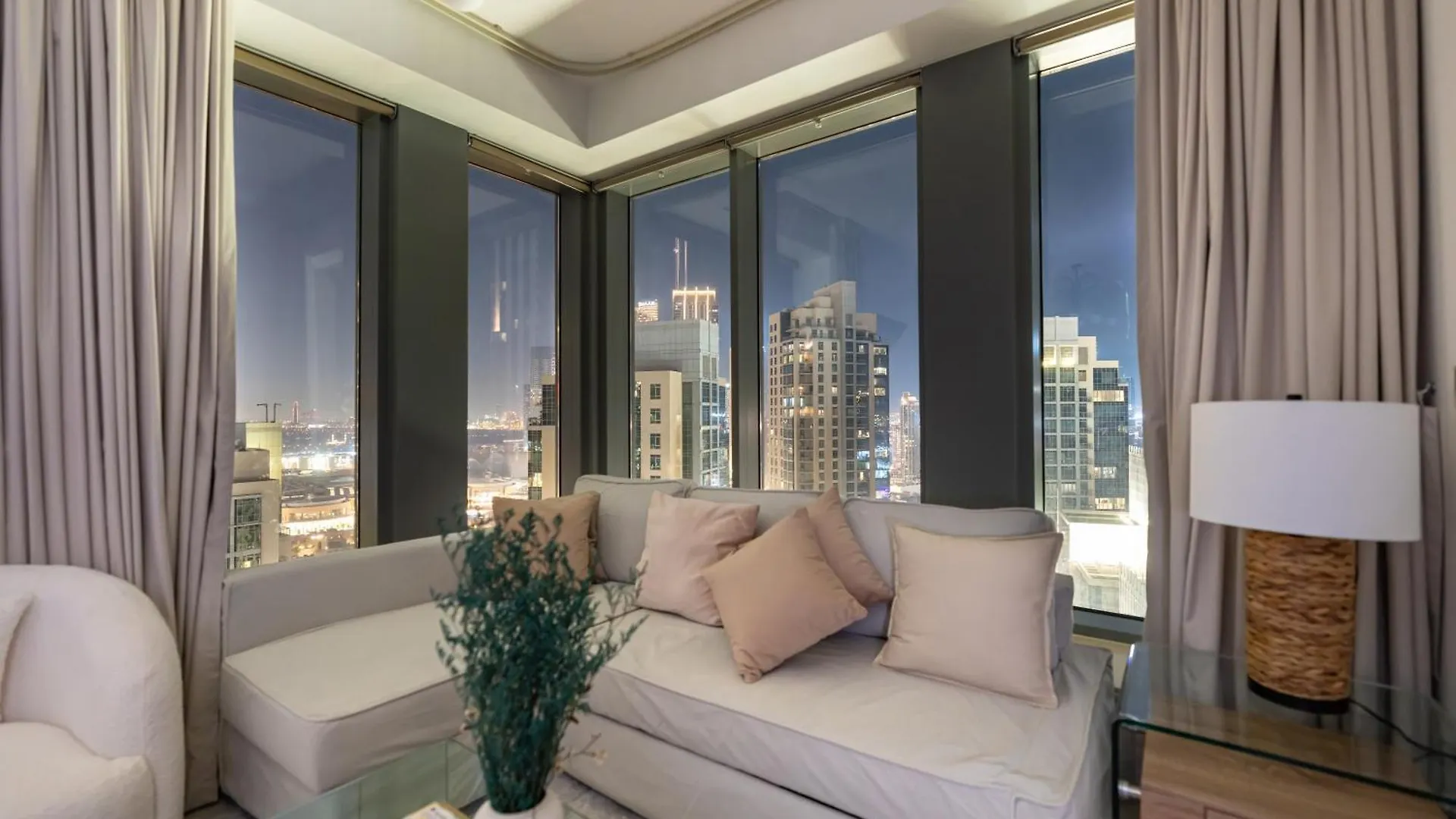 Lavish 2 Bedroom I Burj Khalifa & Fountain Views I Free Gym, Pool, Parking, Wi-Fi And Ps5 I By Skyline Serenity دبي الإمارات العربية المتحدة