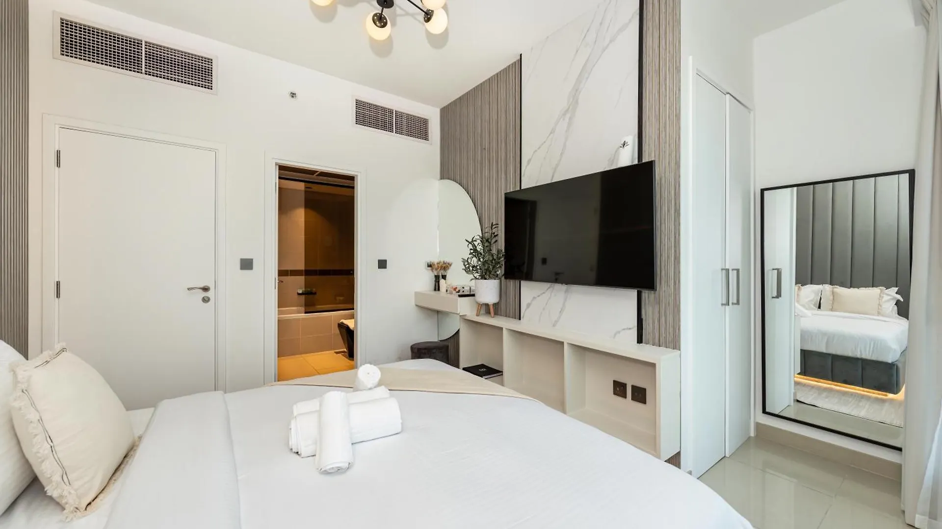 Lavish 2 Bedroom I Burj Khalifa & Fountain Views I Free Gym, Pool, Parking, Wi-Fi And Ps5 I By Skyline Serenity دبي