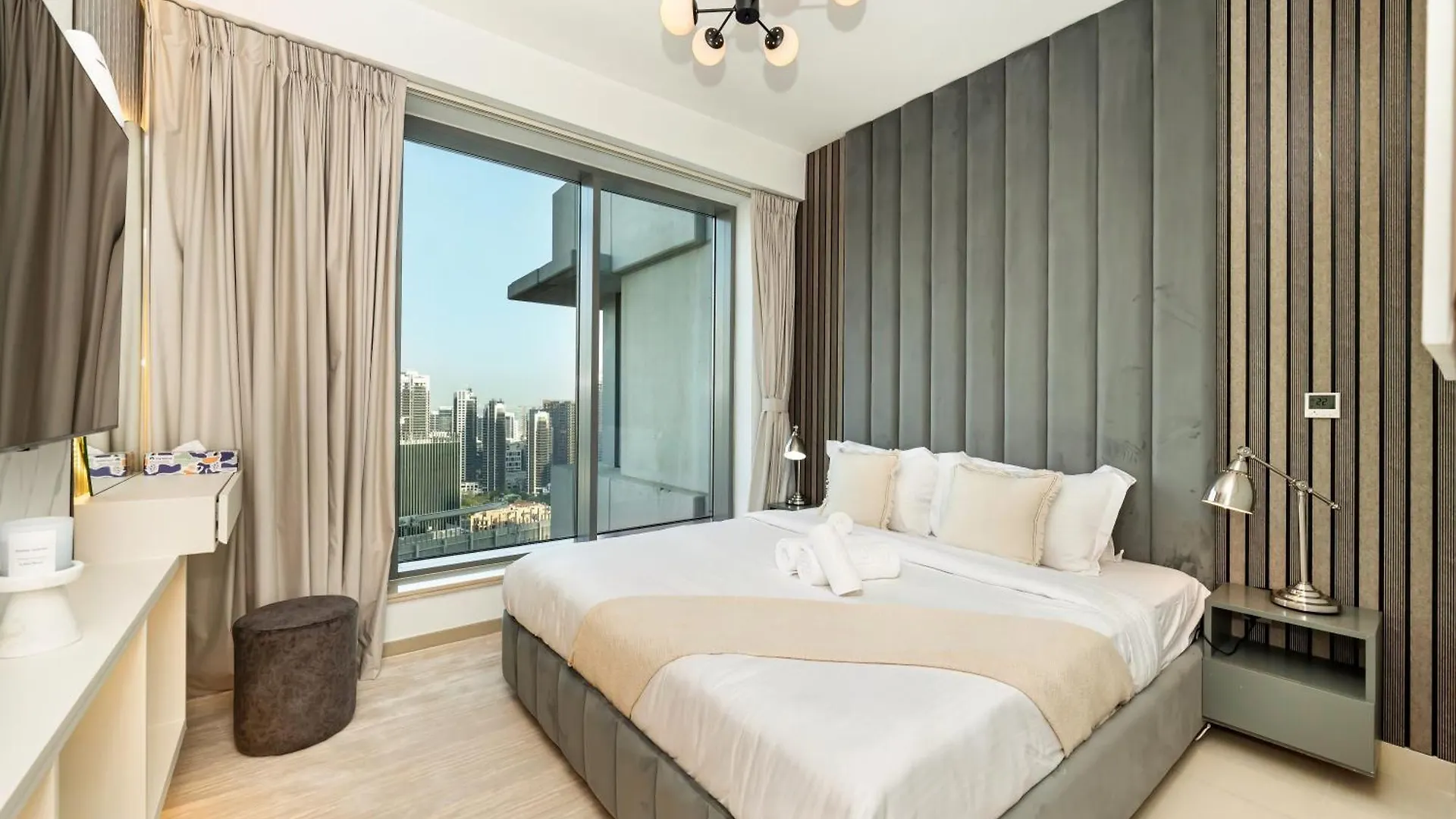 Lavish 2 Bedroom I Burj Khalifa & Fountain Views I Free Gym, Pool, Parking, Wi-Fi And Ps5 I By Skyline Serenity ドバイ アパート